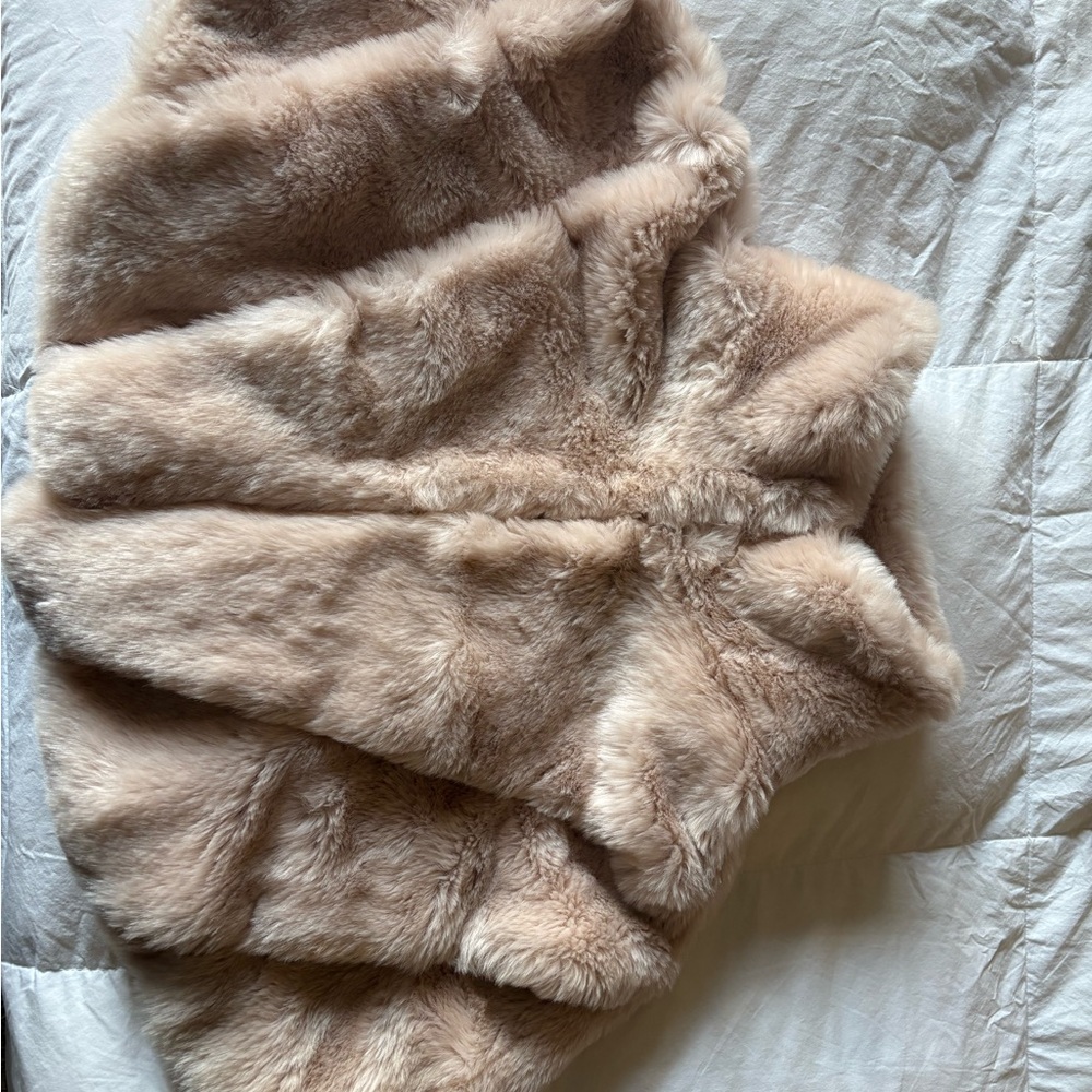 Luxurious Faux Fur Shrug in Soft Pink